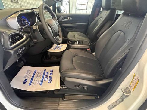 New 2027 Chrysler Pacifica Select FWD image 15