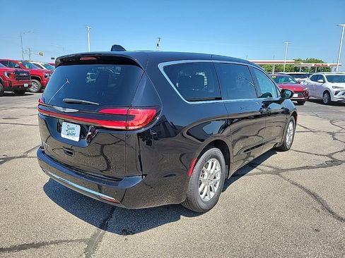 Used 2024 Chrysler Pacifica Touring-L FWD image 5