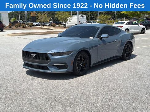 Used 2025 Ford Mustang Coupe RWD image 3