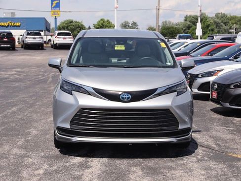 Used 2024 Toyota Sienna LE FWD image 4