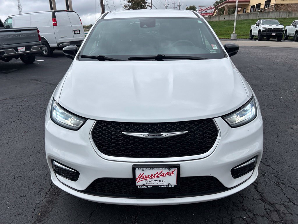 Used 2025 Chrysler Pacifica Select FWD image 2