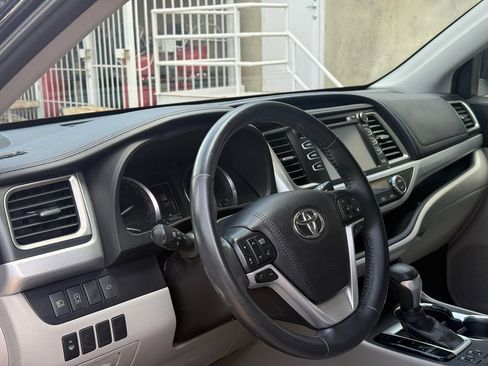 Used 2018 Toyota Highlander XLE FWD image 6