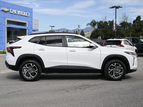 Used 2026 Chevrolet Trax LT w/ LPO, Blackout Package FWD image 3