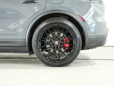 Certified 2025 Porsche Macan 4S Electric AWD/4WD image 43