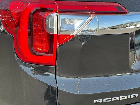 Used 2023 GMC Acadia SLT image 26