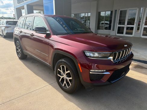 Used 2024 Jeep Grand Cherokee Limited AWD/4WD image 9