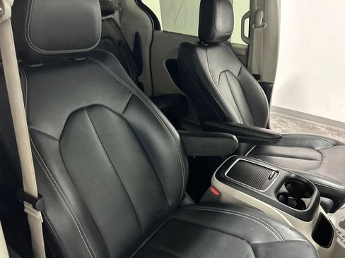 Used 2024 Chrysler Pacifica Touring-L FWD image 18