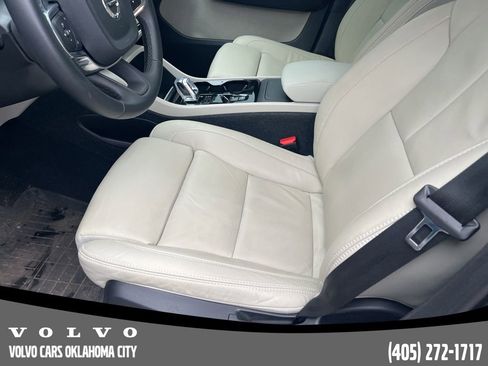 Used 2024 Volvo XC40 B5 Plus w/ Protection Package Premier AWD/4WD image 9