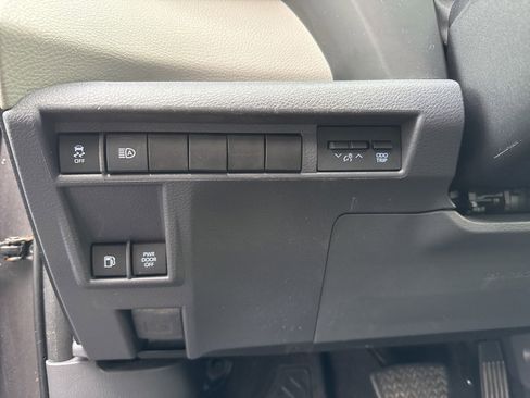 Used 2021 Toyota Sienna Limited image 21