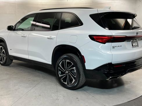 Used 2025 Buick Enclave Sport Touring image 3