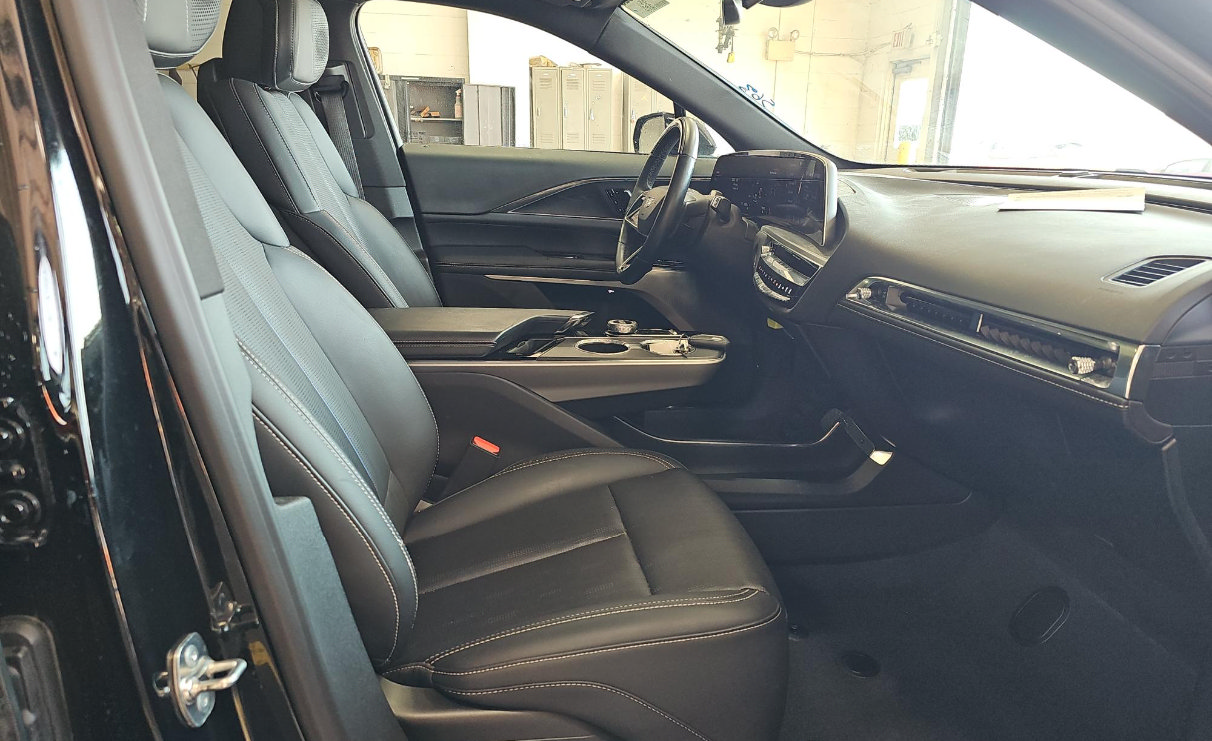 Used 2024 Cadillac Lyriq Sport AWD/4WD image 6