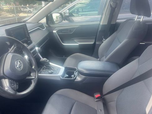 Used 2021 Toyota RAV4 LE AWD/4WD image 4