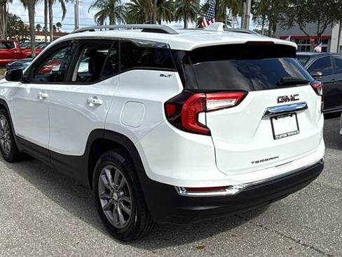 Used 2024 GMC Terrain SLT image 5