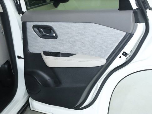 Certified 2023 Nissan Rogue SV image 33