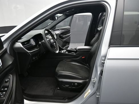 Used 2023 Jeep Grand Cherokee L Laredo AWD/4WD image 10