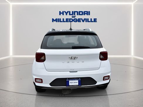 Used 2025 Hyundai Venue Limited FWD image 3