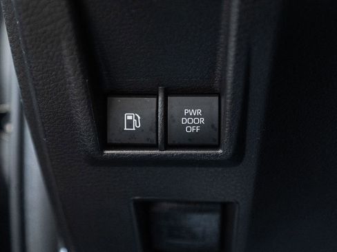 Used 2025 Toyota Sienna XLE image 19