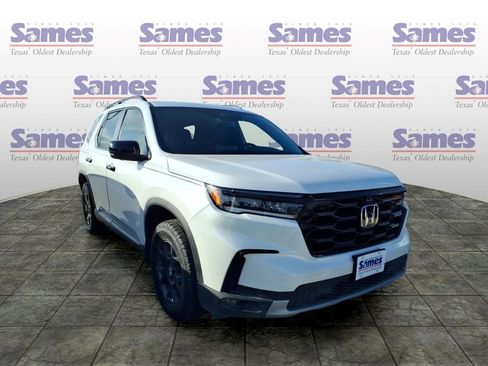 Certified 2025 Honda Pilot TrailSport image 1
