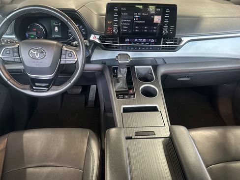 Used 2022 Toyota Sienna XSE w/ XSE Plus Package FWD image 3