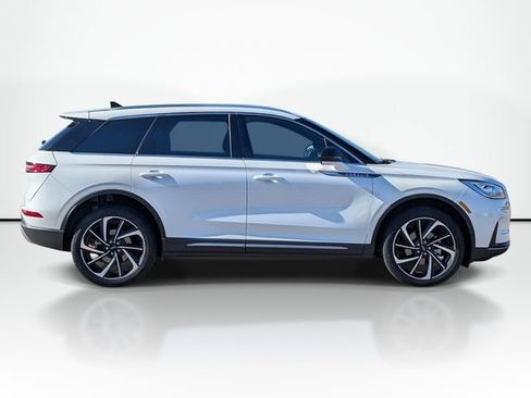 Used 2023 Lincoln Corsair Reserve AWD/4WD image 4