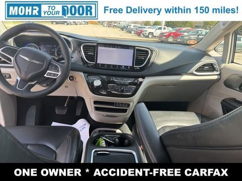 Used 2023 Chrysler Pacifica Touring-L image 33