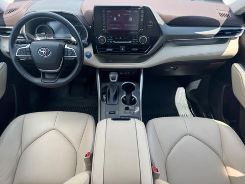 Used 2022 Toyota Highlander XLE FWD image 13