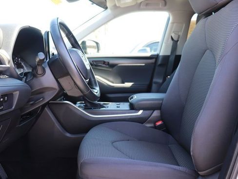 Used 2025 Toyota Highlander LE FWD image 12