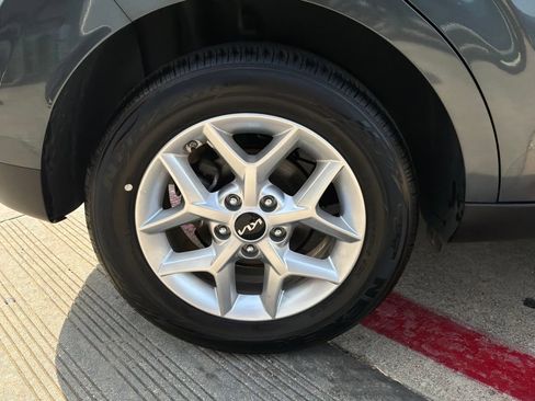 Used 2025 Kia Soul LX w/ LX Technology Package FWD image 9