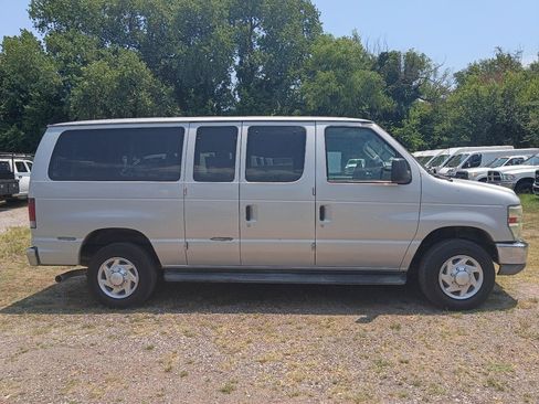 Used 2011 Ford E-350 and Econoline 350 XLT RWD image 4