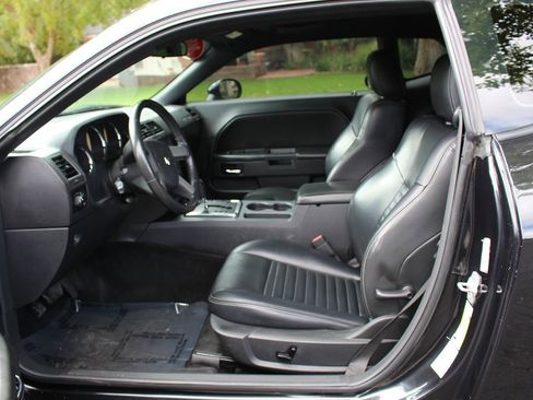 Used 2010 Dodge Challenger SE image 8