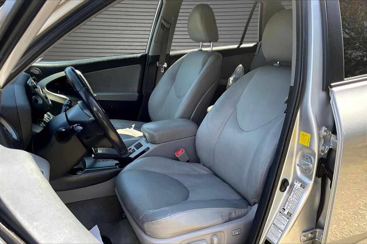 Used 2011 Toyota RAV4 Limited AWD/4WD image 20