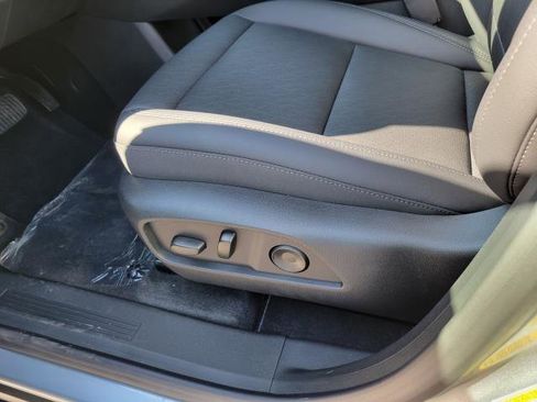 New 2026 Chevrolet Equinox LT w/ Convenience Package II AWD/4WD image 9