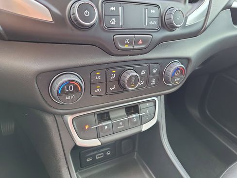 Used 2024 GMC Terrain SLT image 22