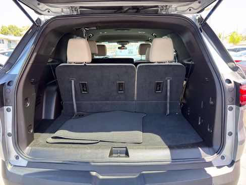 Used 2023 Chevrolet Traverse LS FWD image 16