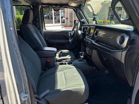 Used 2018 Jeep Wrangler Unlimited Sahara w/ Cold Weather Group AWD/4WD image 26
