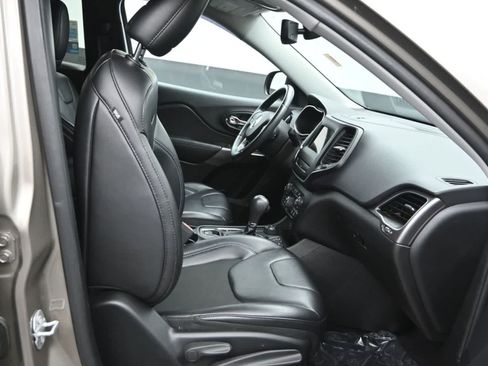 Used 2019 Jeep Cherokee Latitude Plus w/ Comfort/Convenience Group AWD/4WD image 11