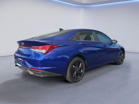 Used 2023 Hyundai Elantra SEL w/ Cargo Package image 5