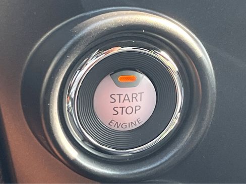 Used 2024 Nissan Titan PRO-4X w/ Pro-4x Convenience Package image 9