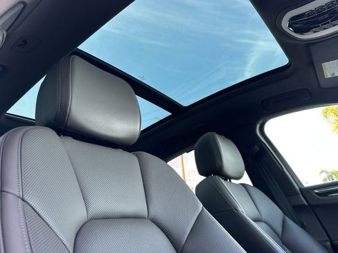 Certified 2024 Porsche Macan image 17