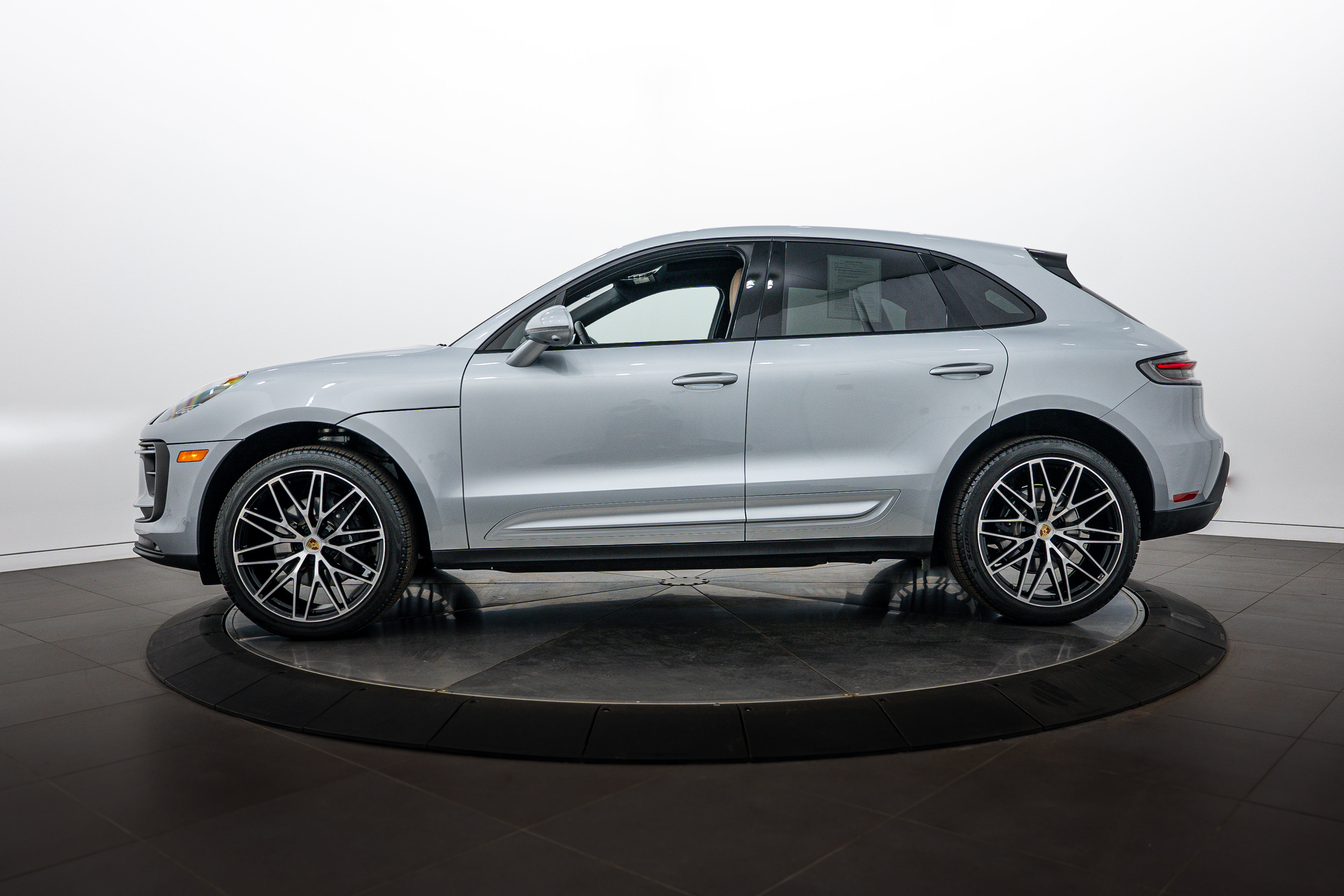 Certified 2026 Porsche Macan AWD/4WD image 2