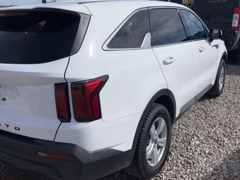 Used 2022 Kia Sorento LX image 3