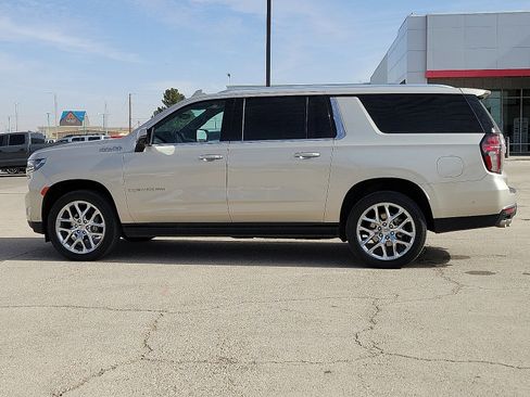 Used 2024 Chevrolet Suburban High Country w/ Advanced Technology Package image 2