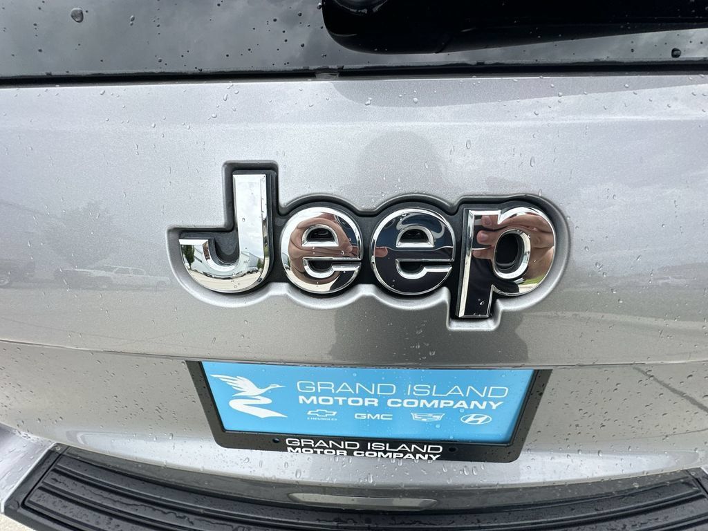 Used 2021 Jeep Grand Cherokee Laredo RWD image 29