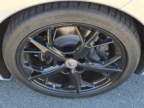 Used 2022 Chevrolet Corvette Stingray Premium Conv w/ Z51 Performance Package RWD image 11