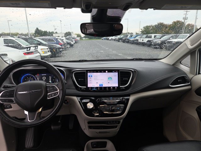 Used 2022 Chrysler Pacifica Touring-L w/ Uconnect Theater Family Group AWD/4WD image 6