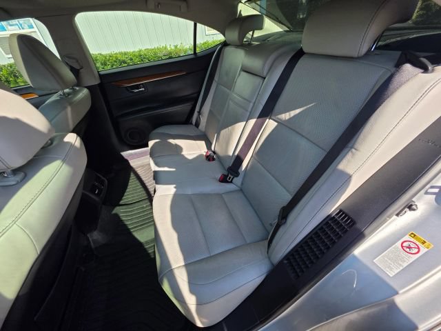 Used 2014 Lexus ES 300h w/ Luxury Package w/Bamboo Trim FWD image 22