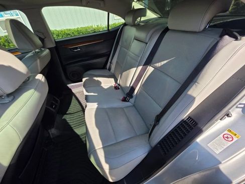 Used 2014 Lexus ES 300h w/ Luxury Package w/Bamboo Trim FWD image 22