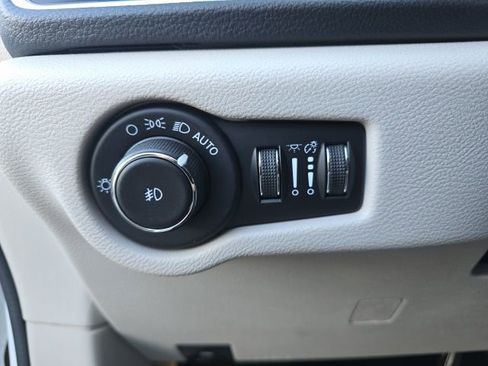 Used 2020 Chrysler Pacifica Limited image 11