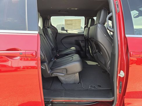 New 2026 Chrysler Pacifica Select FWD image 16