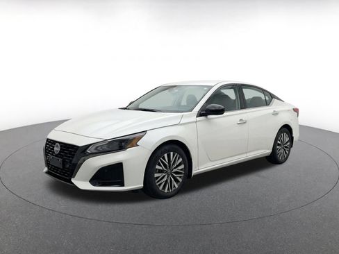 Used 2025 Nissan Altima 2.5 SV FWD image 3